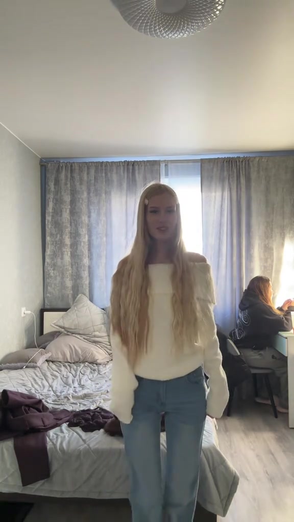 @👅👧🏼