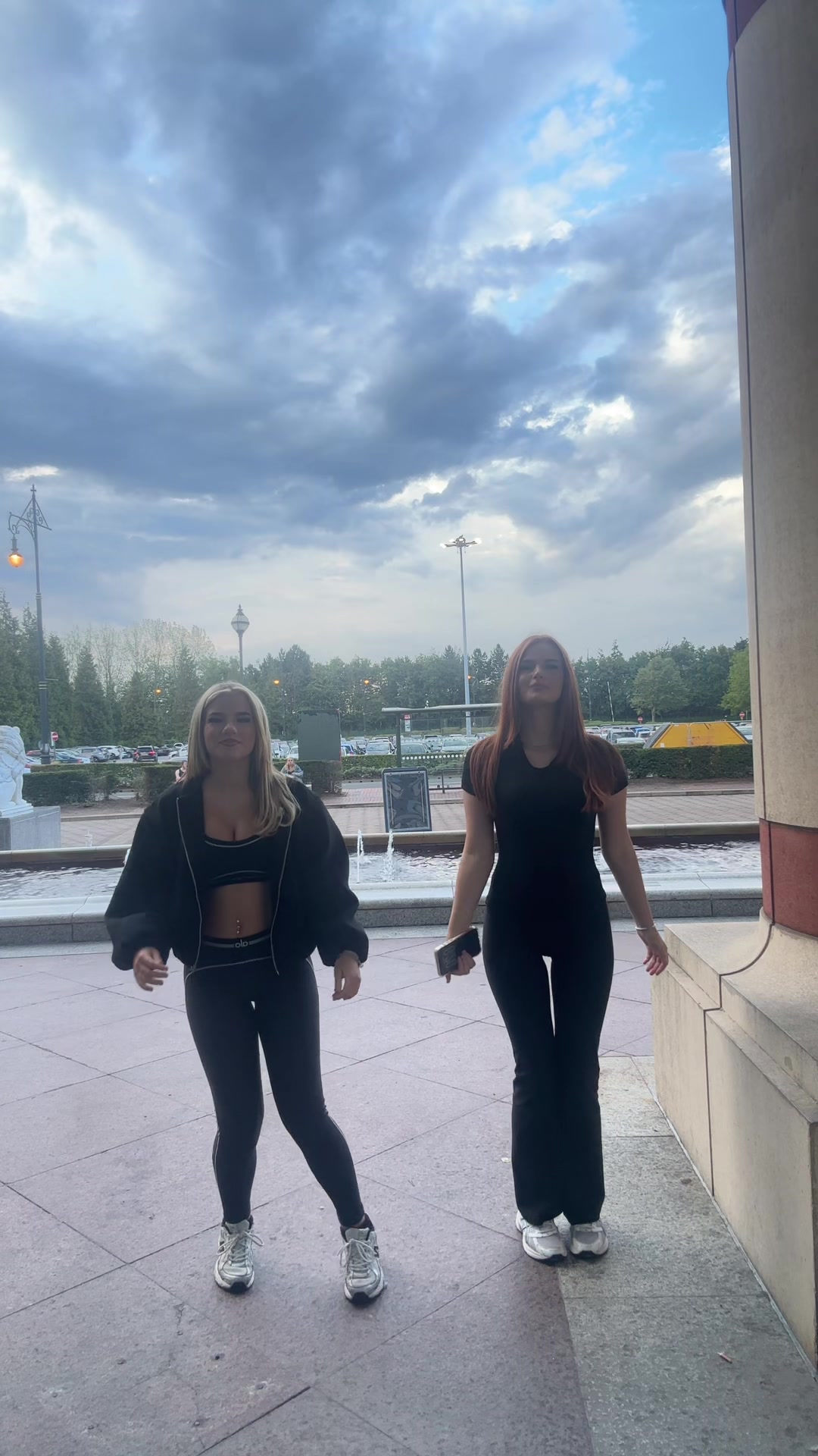 @serenandolivia