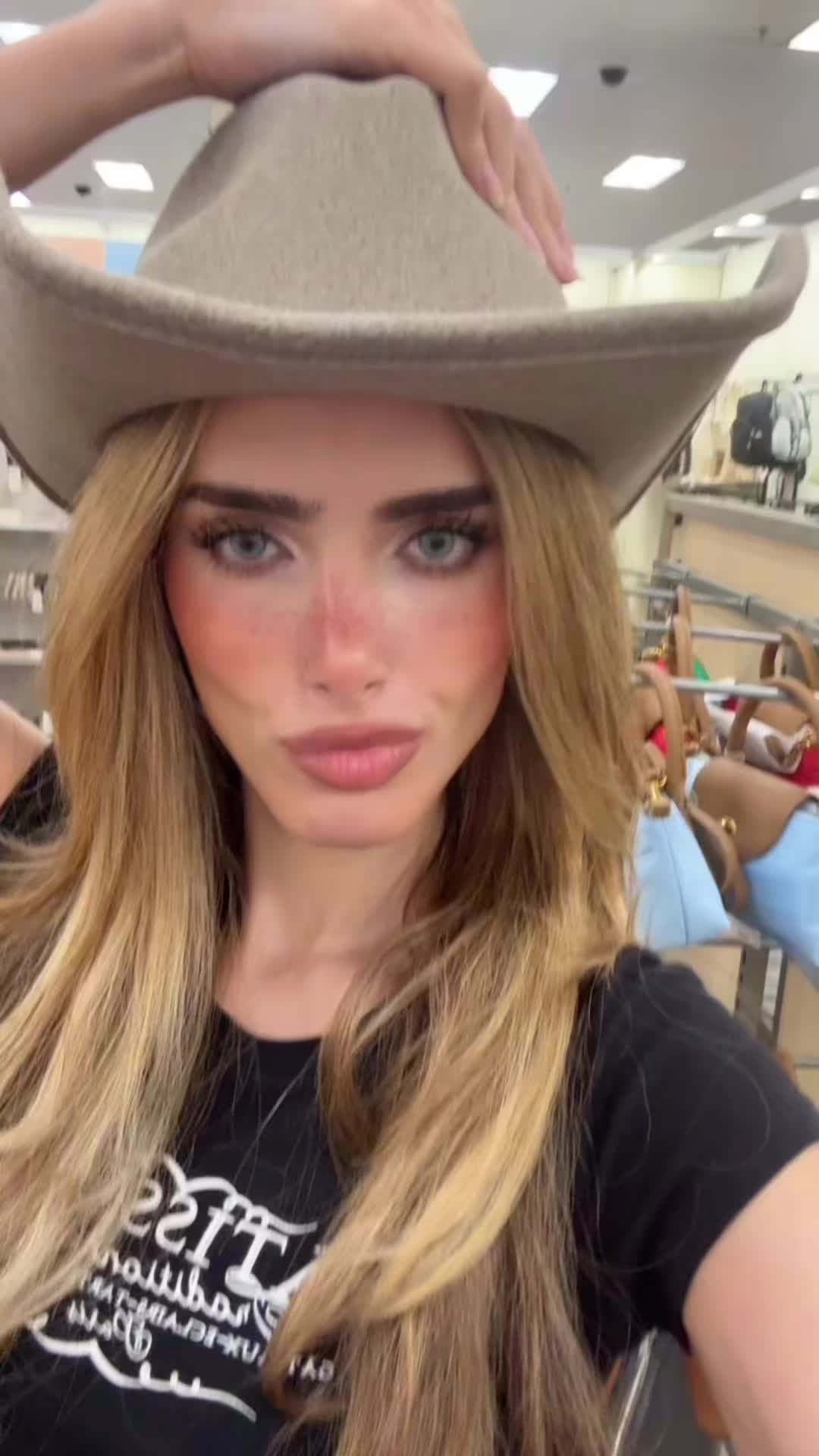 @Adora