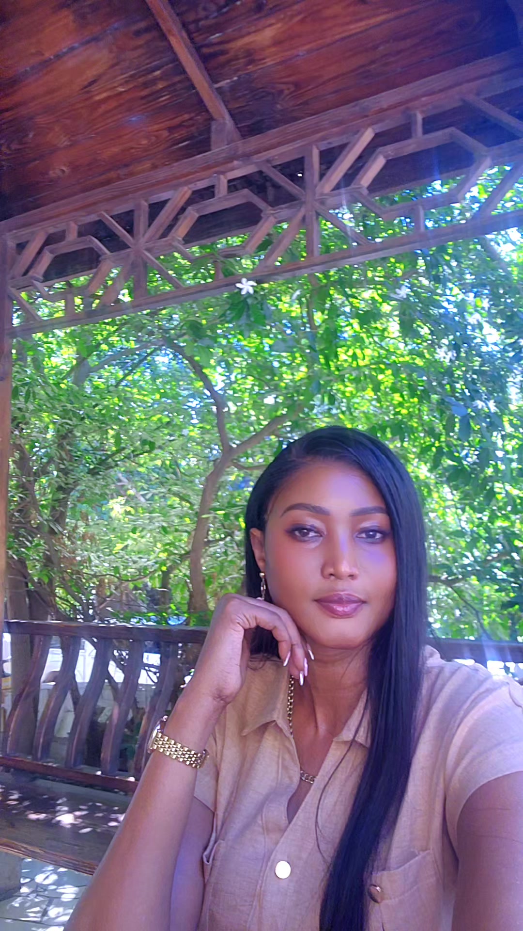 @QueenAheu