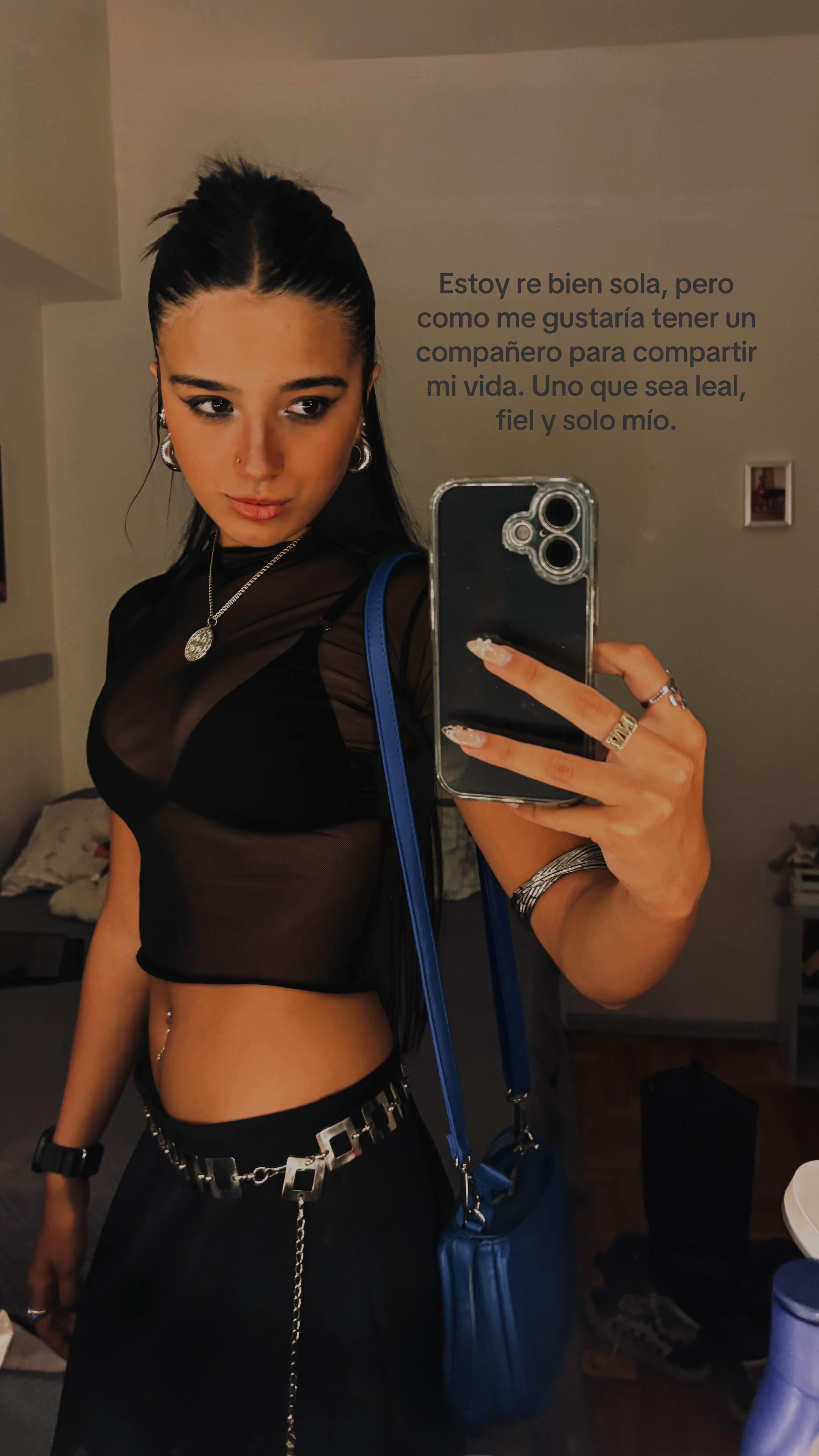 @𝒱𝒶𝓁𝓊 🖤