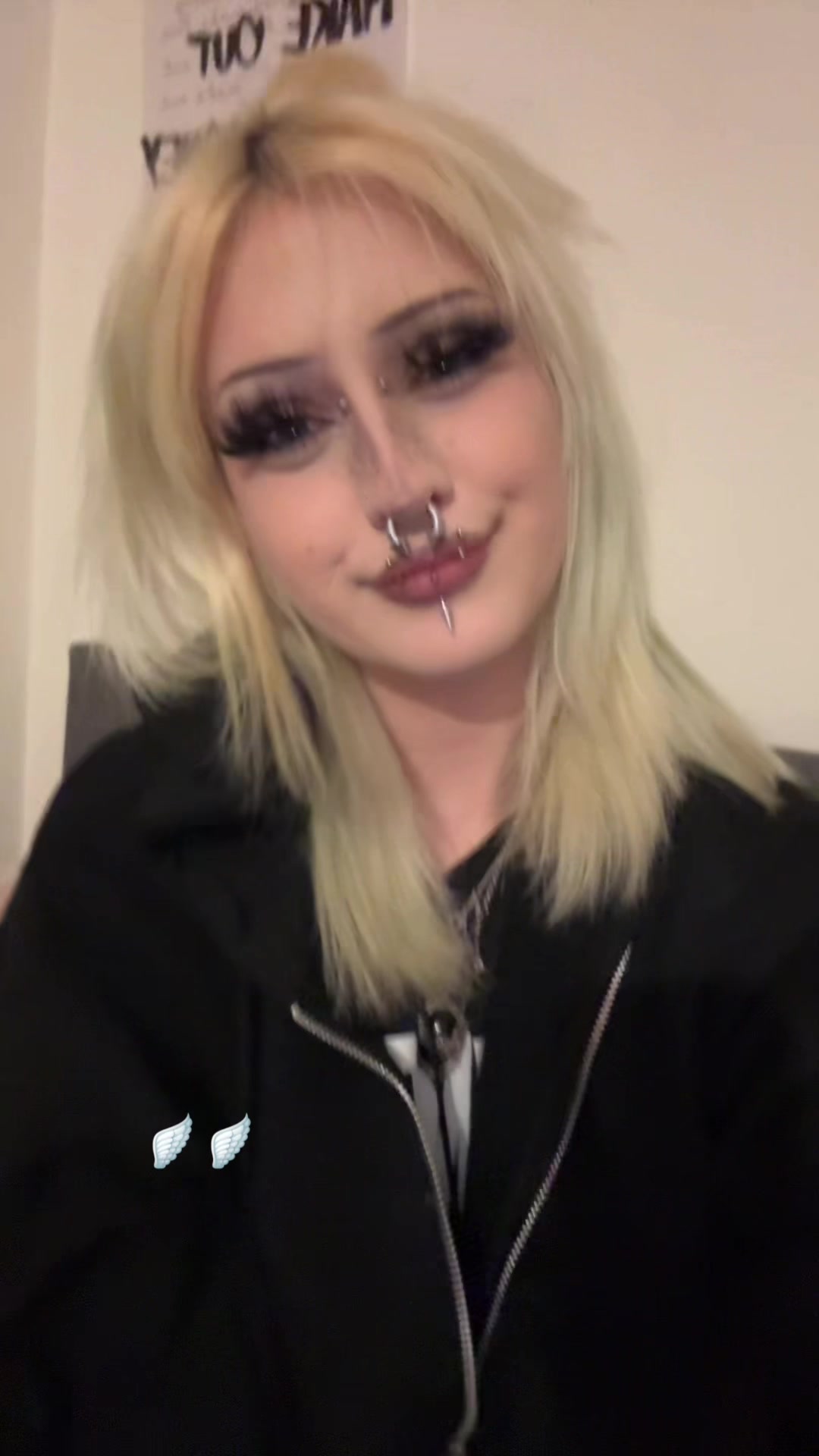 @🧟&zwj;♀️