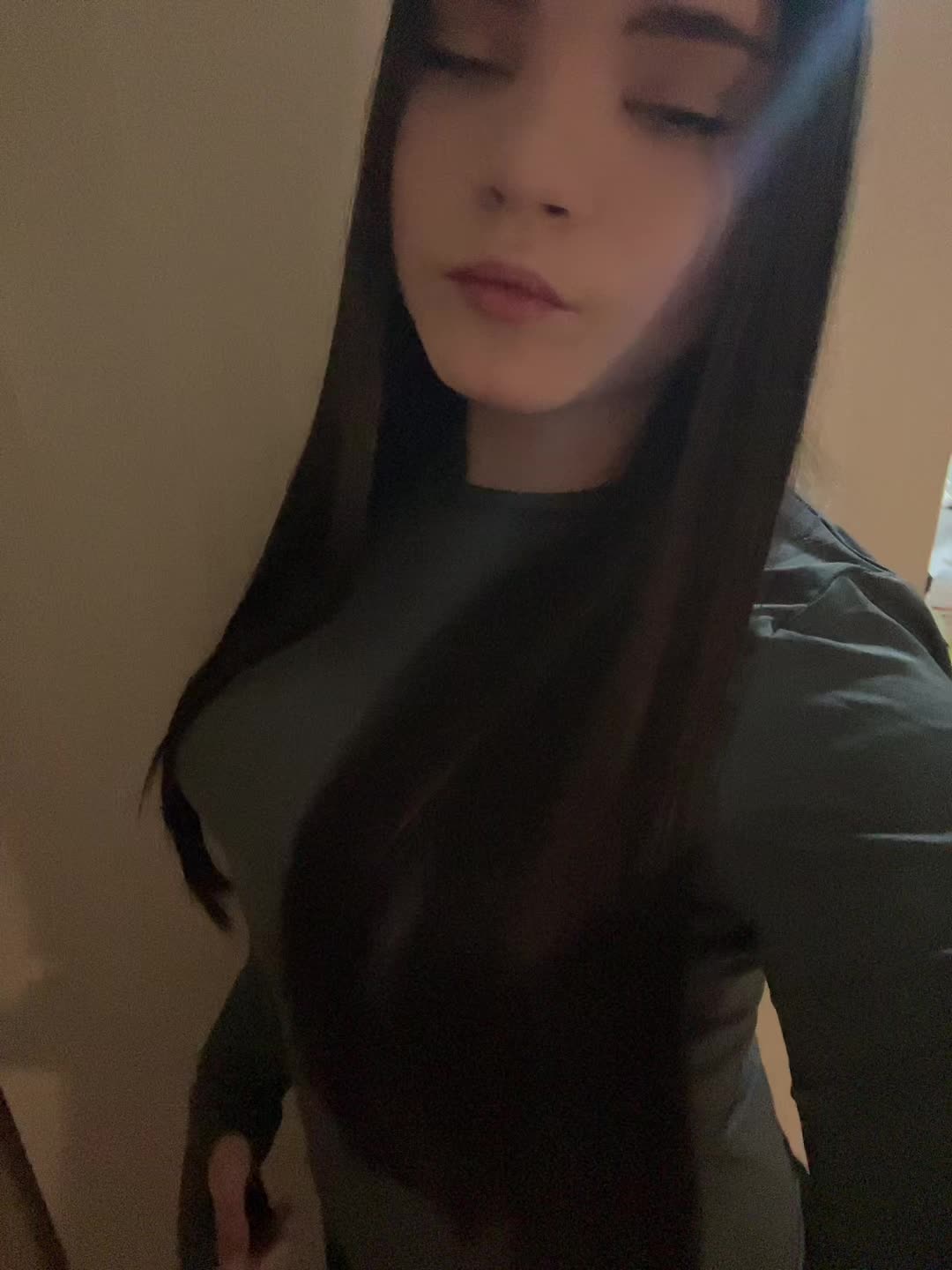 @)