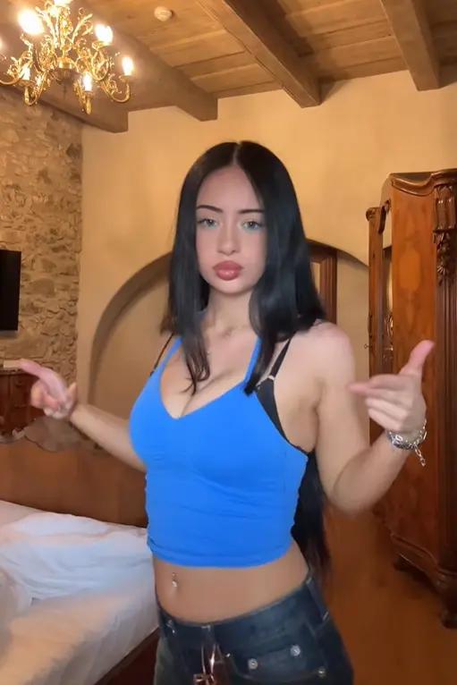 @lillyabella