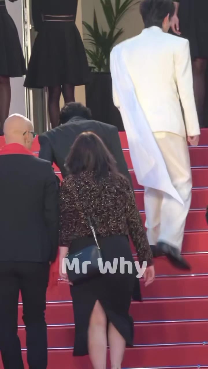 @𝘛𝘩𝘦𝘩𝘰𝘭𝘪𝘤