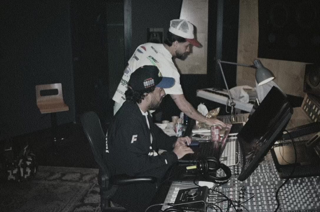 @🎧