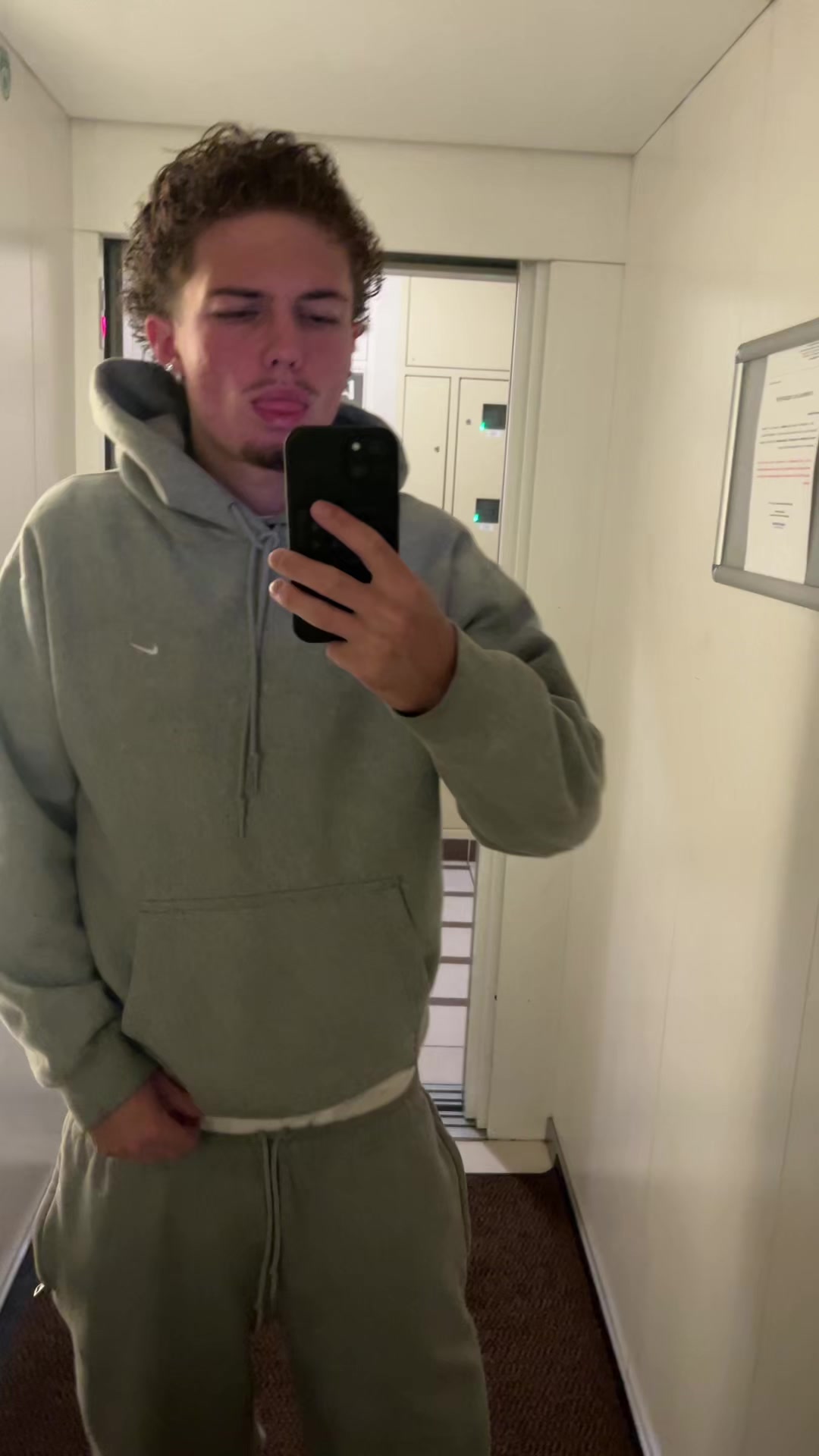 @Sqwimeee