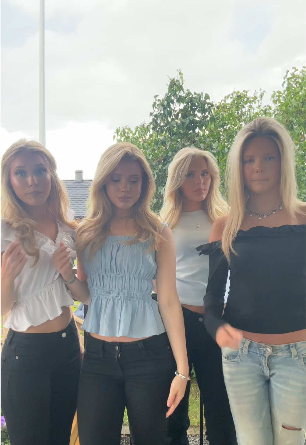 @😜👯&zwj;♀️🤩