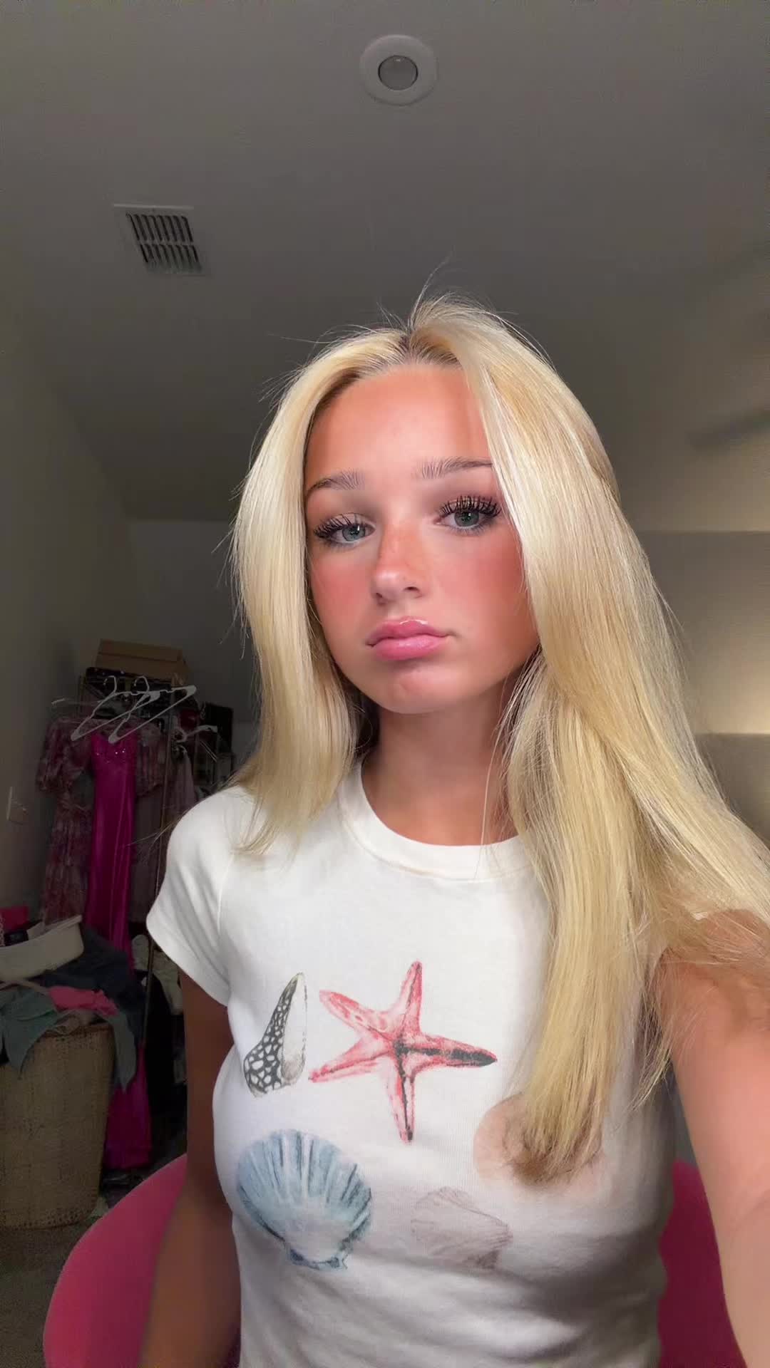 @✌️