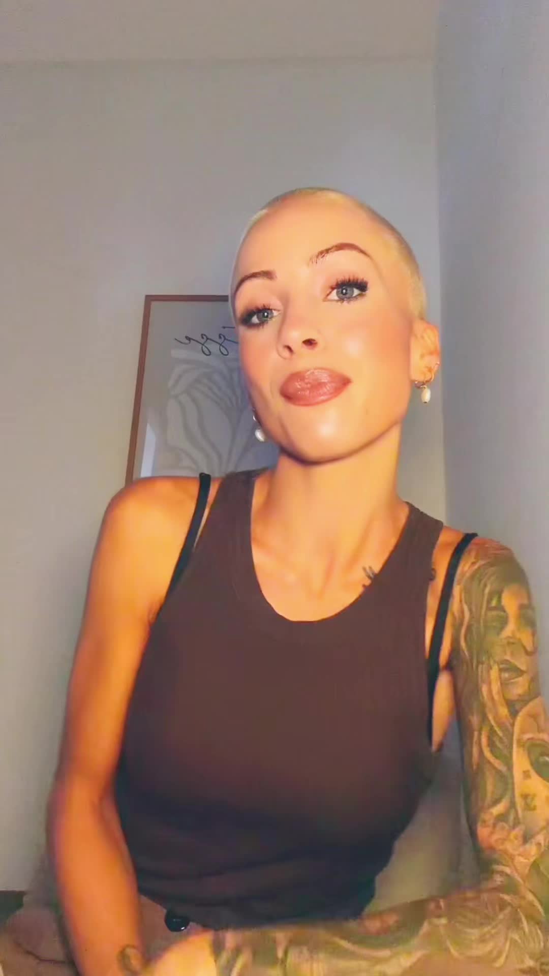 @𝐿𝒾𝓋𝑀𝒾𝒶<3