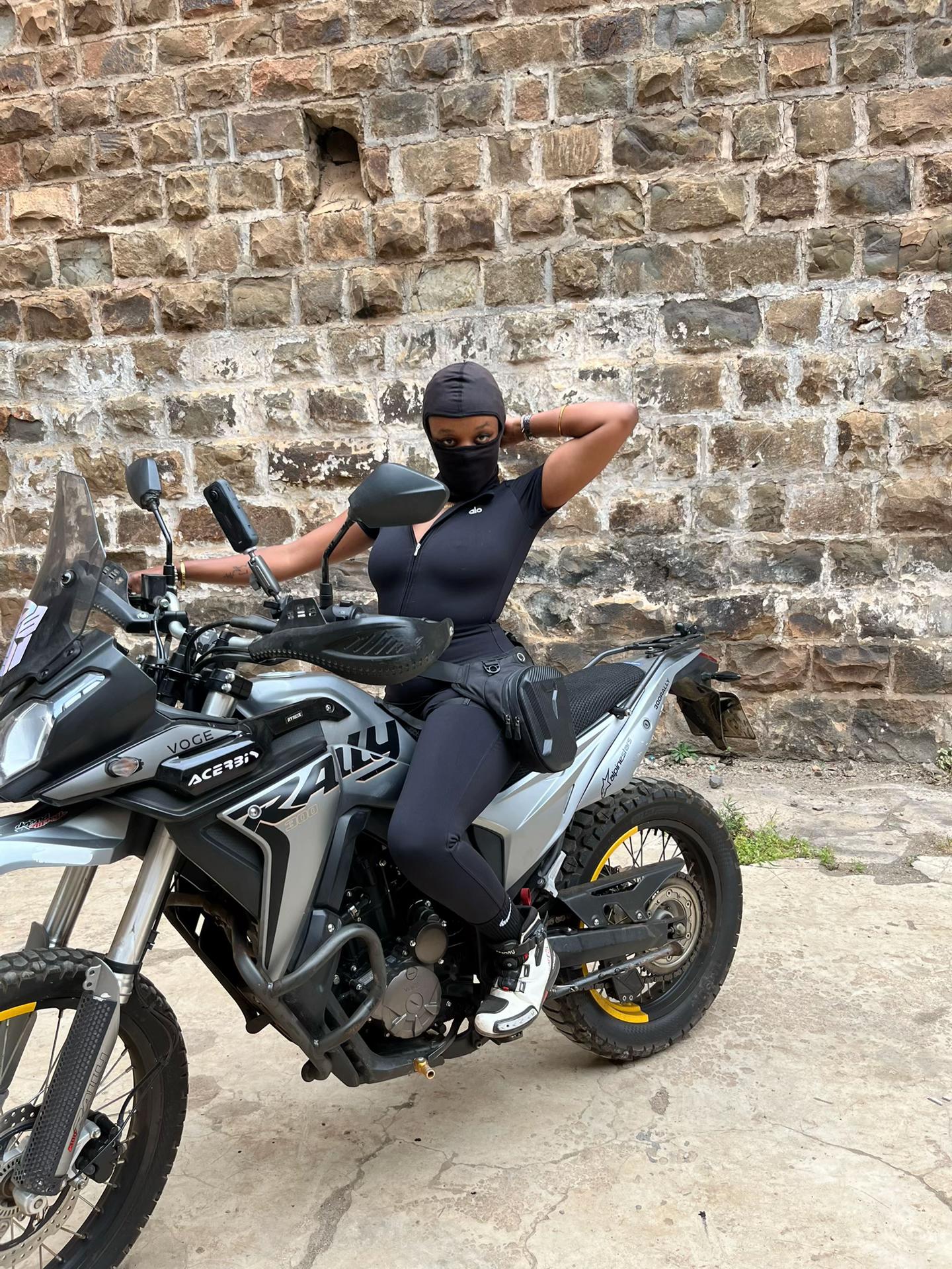 @AneliseOnHerBike