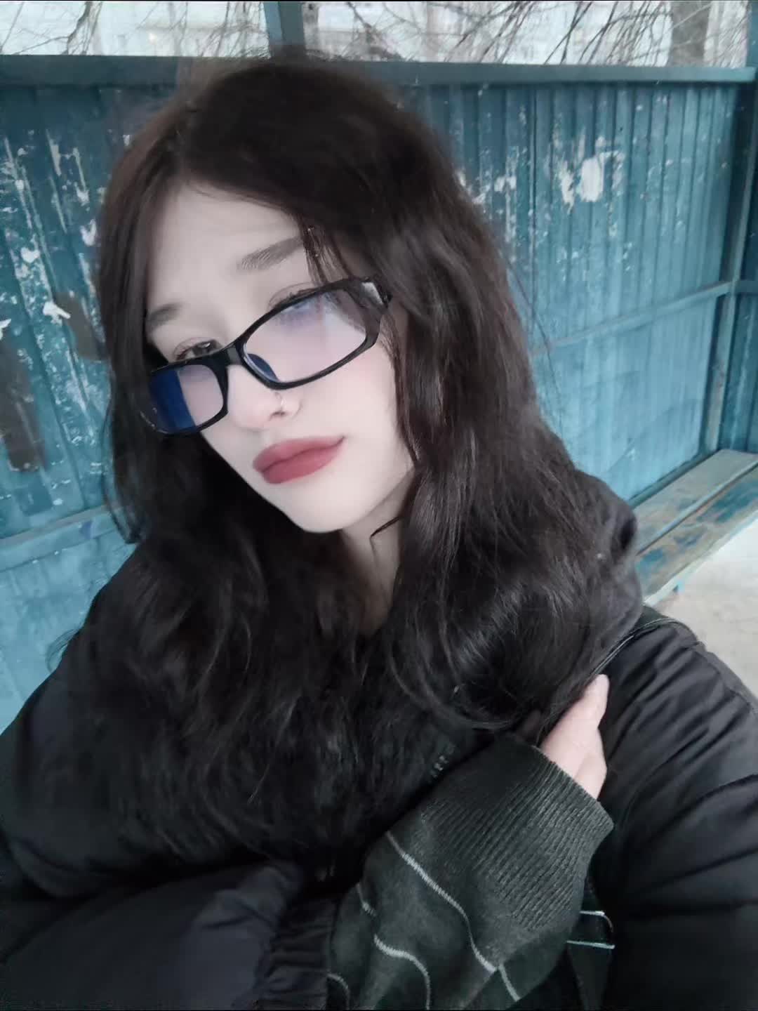 @^_<