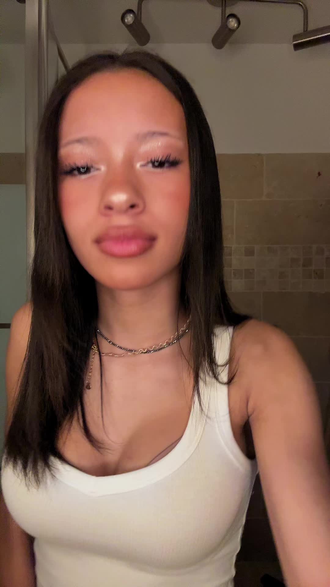 @wlw 👩🏽&zwj;❤️&zwj;💋&zwj;👩🏻