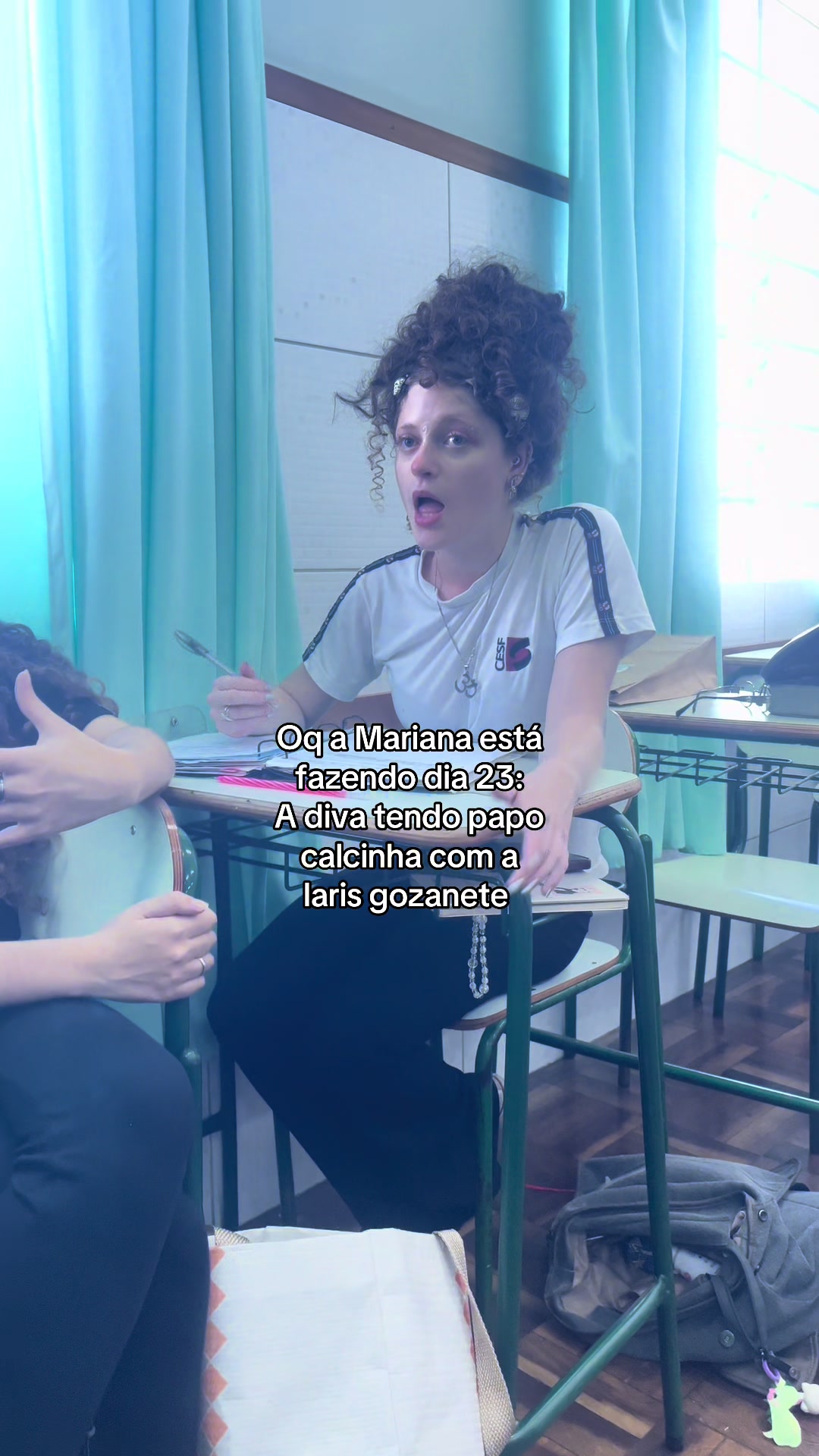 @oq a Mariana est&aacute; fazendo 🙄