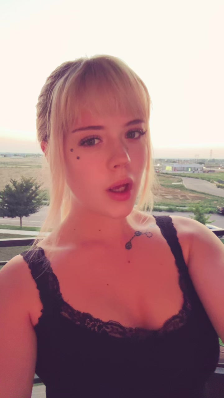 @✧･ﾟ: *✧ emma rose ✧*:･ﾟ✧