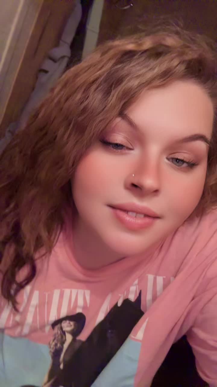 @🥀Blue eyes and thick thighs🥀