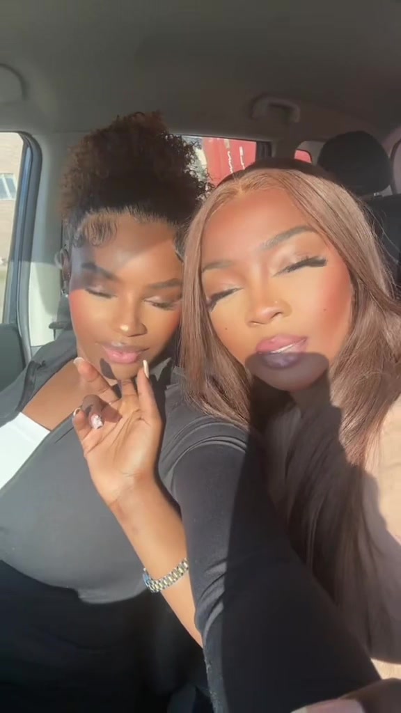 @👩🏾&zwj;❤️&zwj;💋&zwj;👩🏾