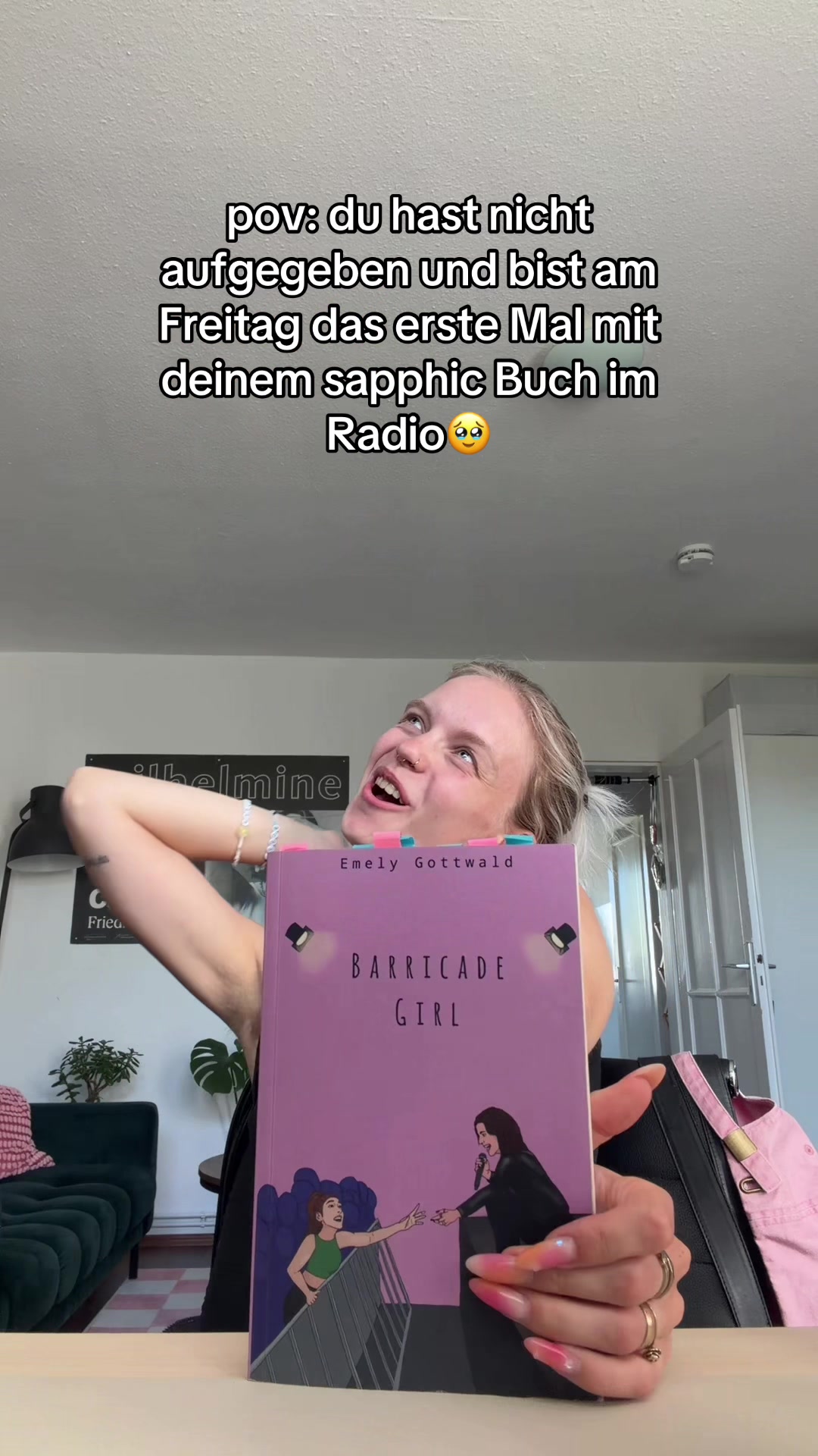 @Barricade Girl🏳️&zwj;🌈📚