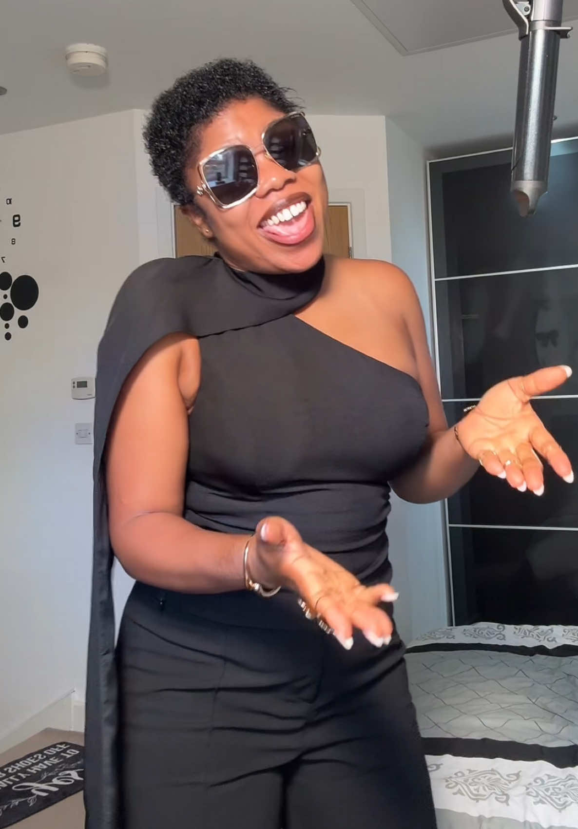 @Vibe Queen🎙️👑