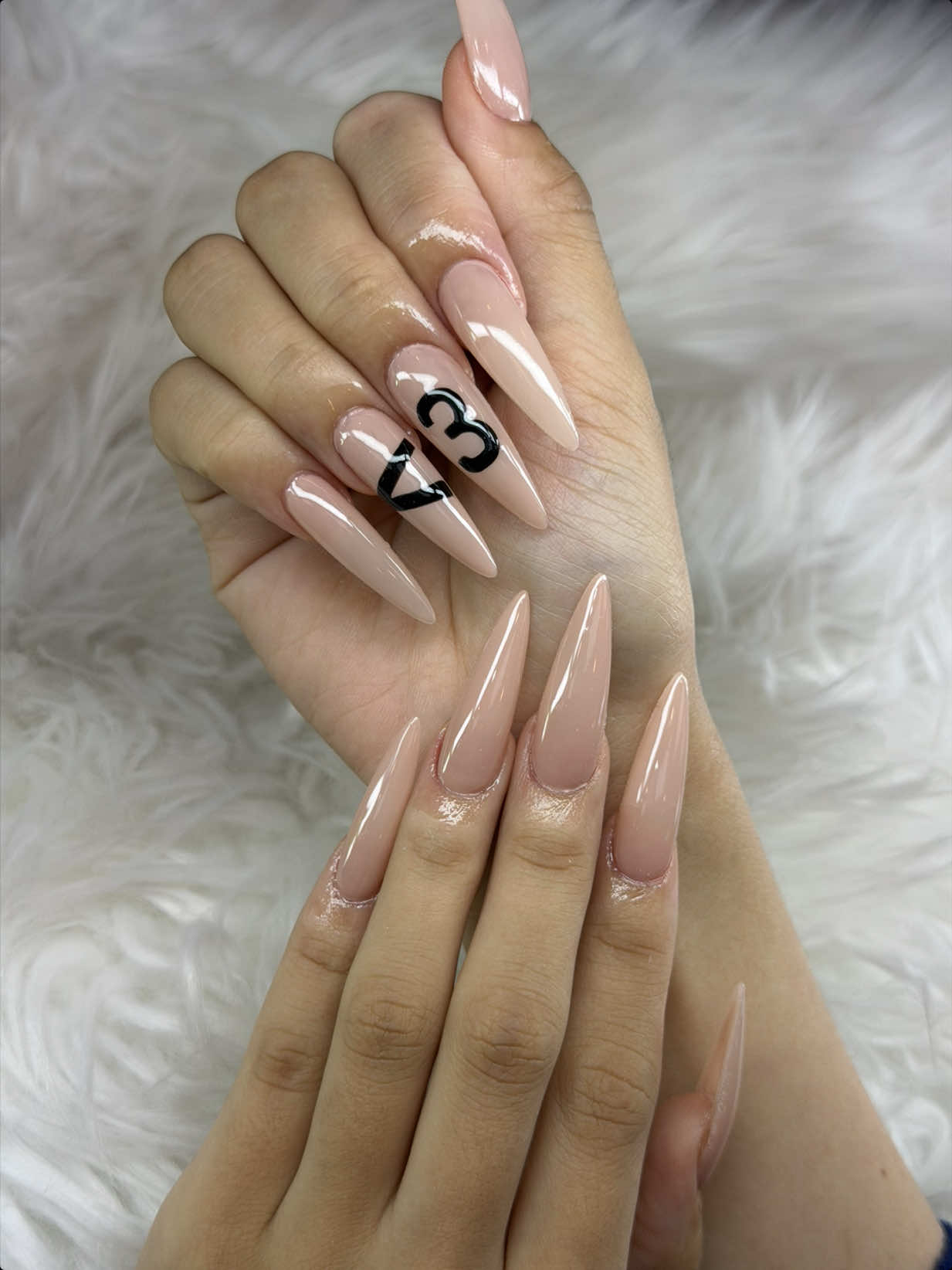 @Caitlyn Pham . &deg; ｡♡ ⑅ ⊹ . &deg;