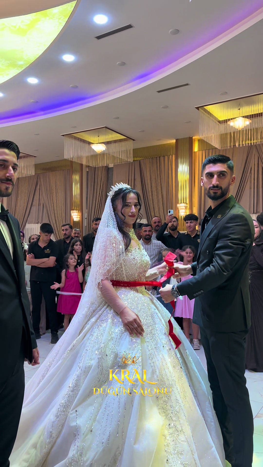 @KRAL D&Uuml;Ğ&Uuml;N SALONU