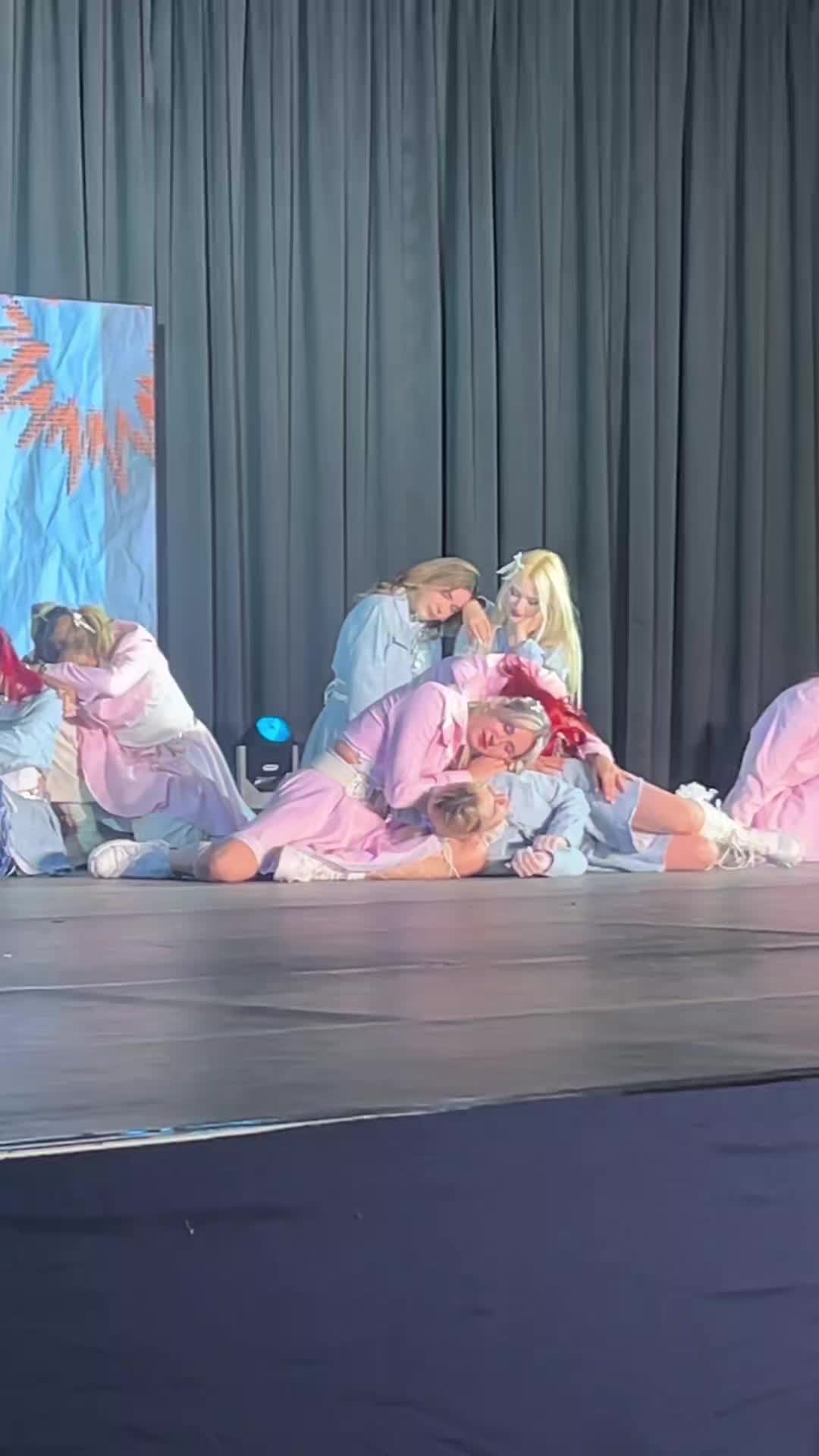 @яркая