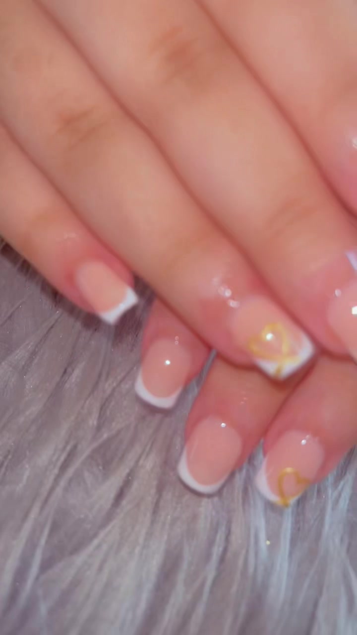 @TIPSY TURVY NAILS AND LASHES