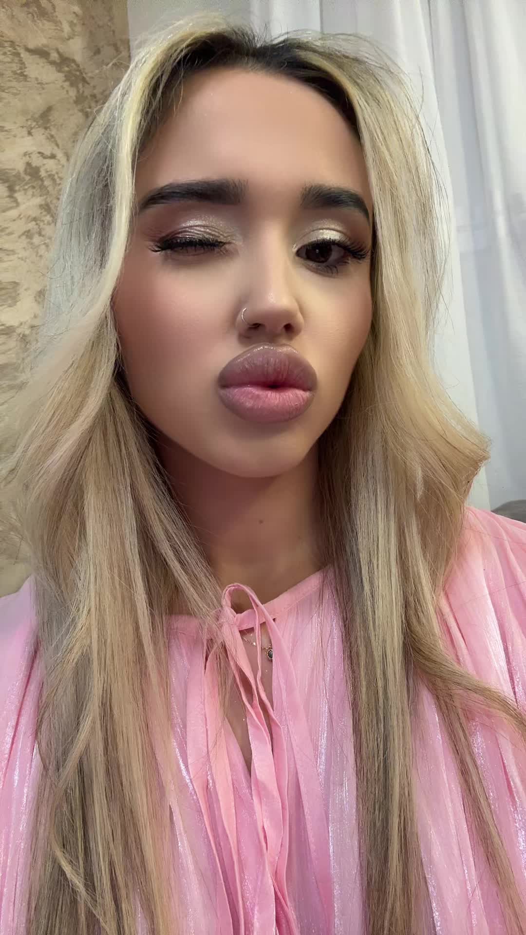@$tela