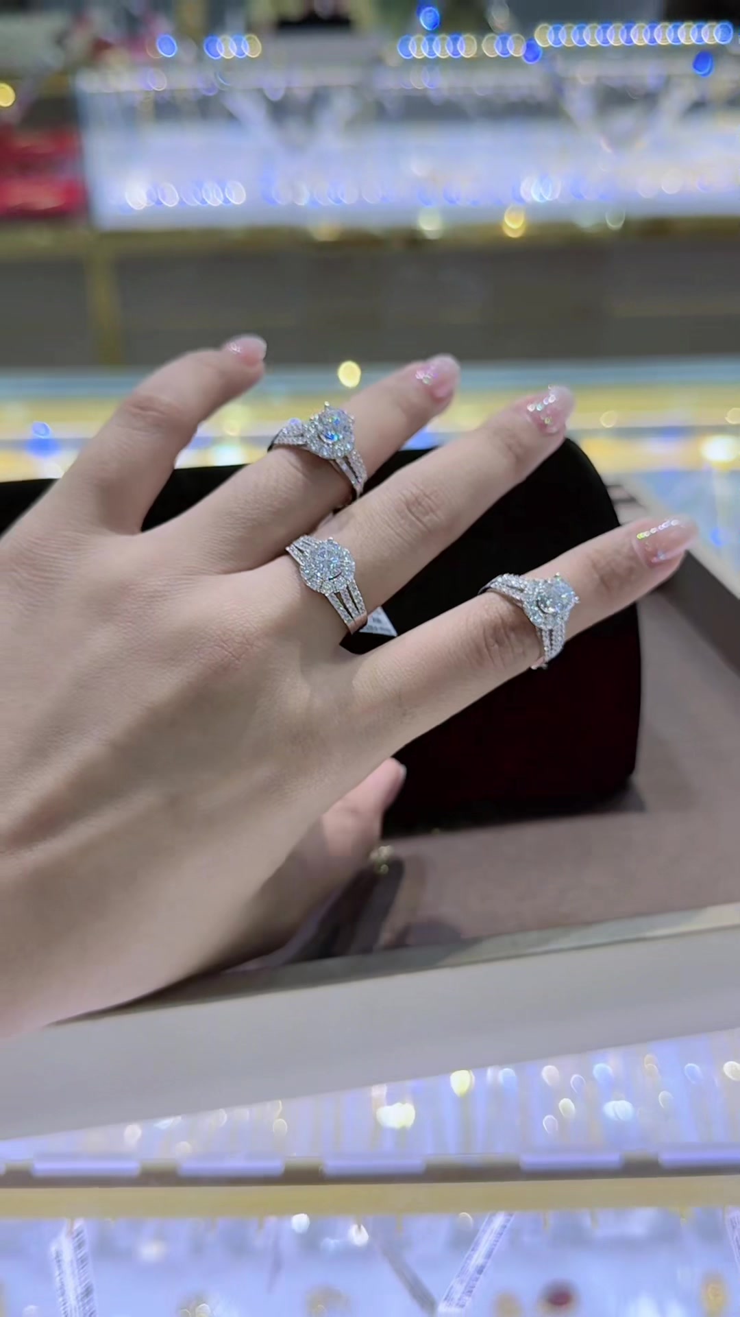 @Bốn Luyện Jewelry