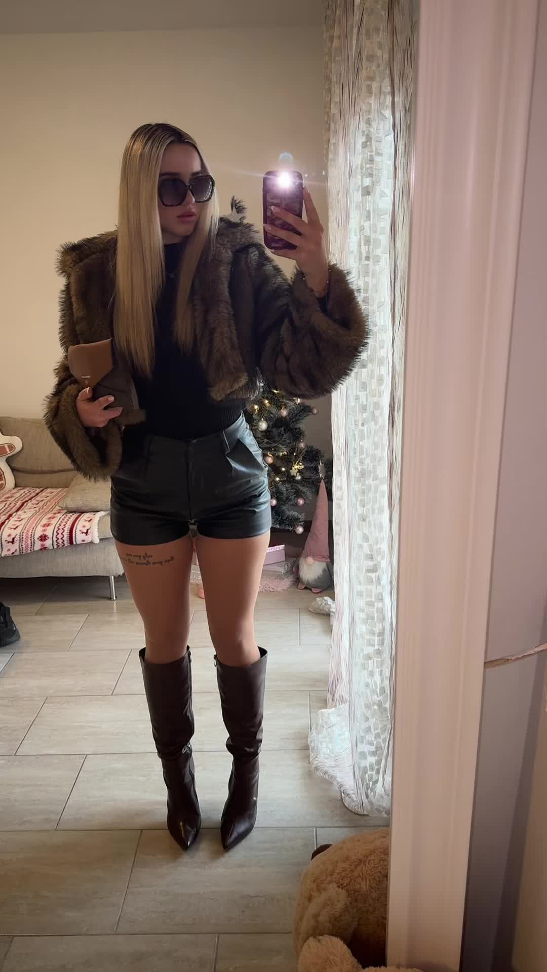 @$tela