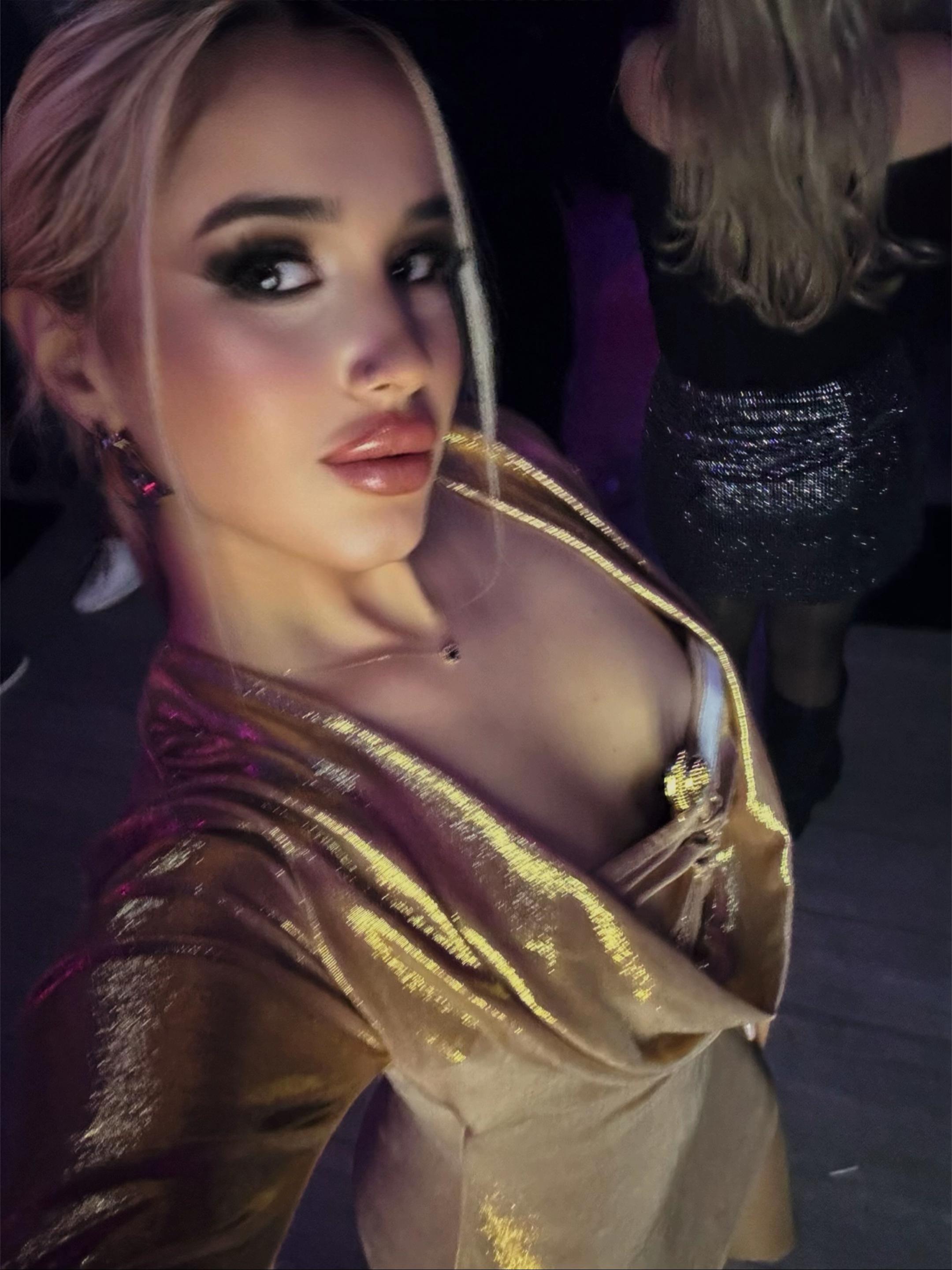 @$tela
