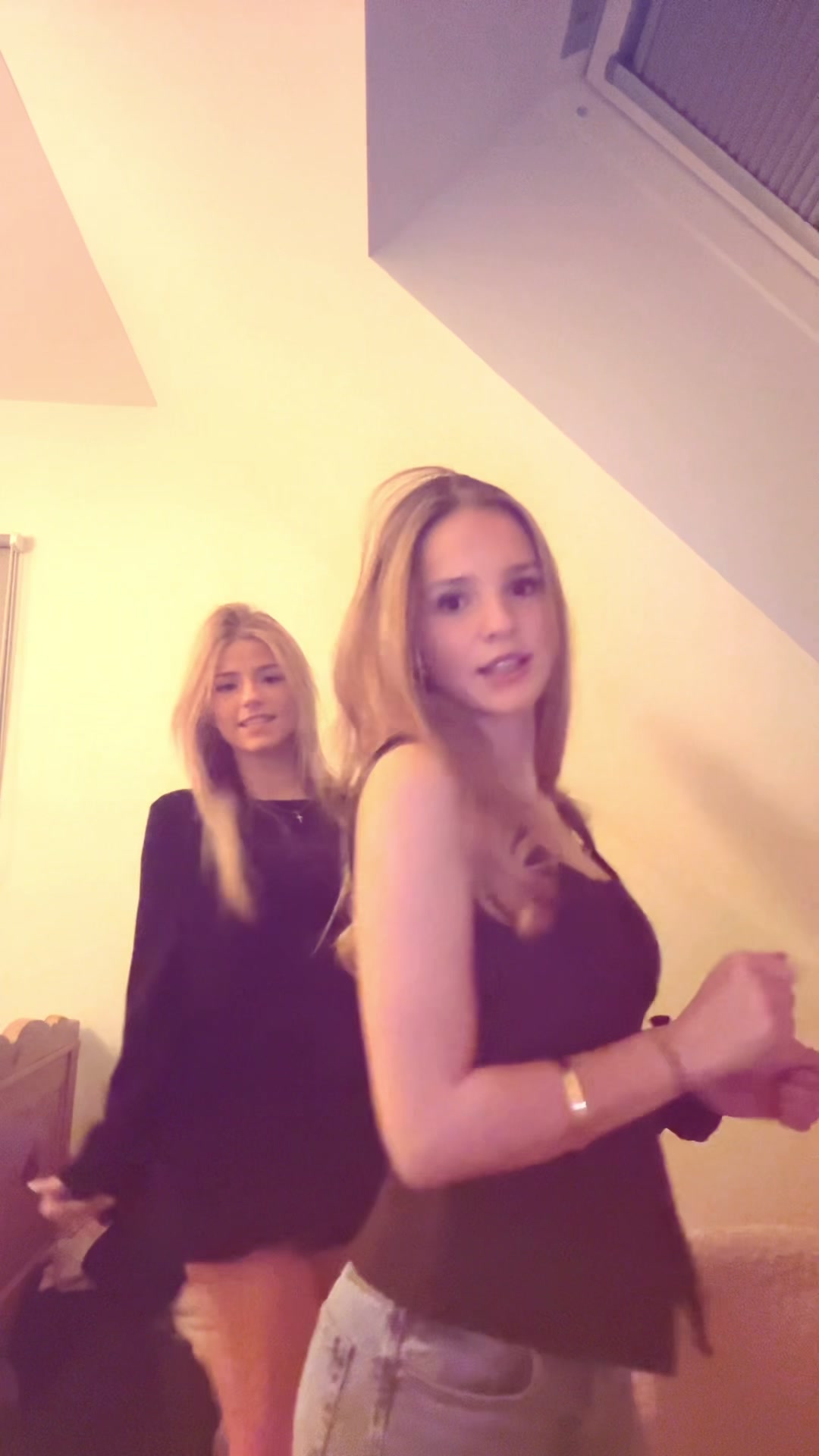 @𝐯𝐥𝐢𝐧𝐫𝐨𝐨𝐝𝐡𝐮𝐢𝐳𝐞𝐧