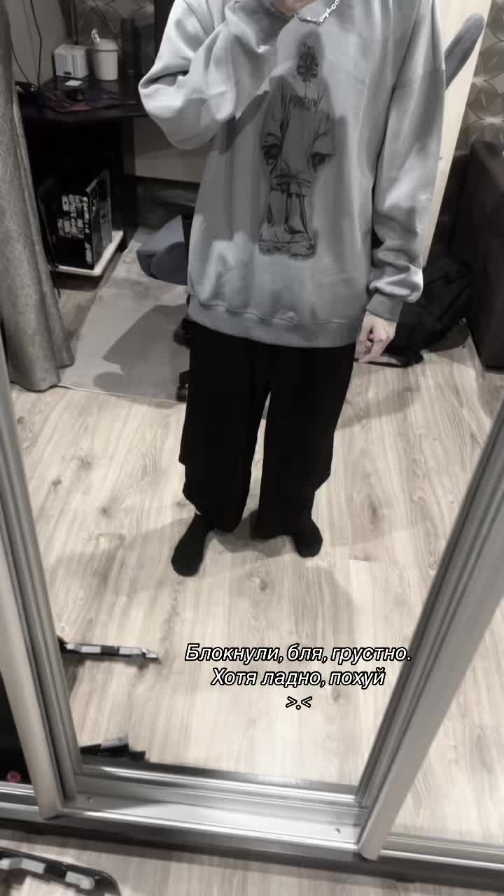 @>.<