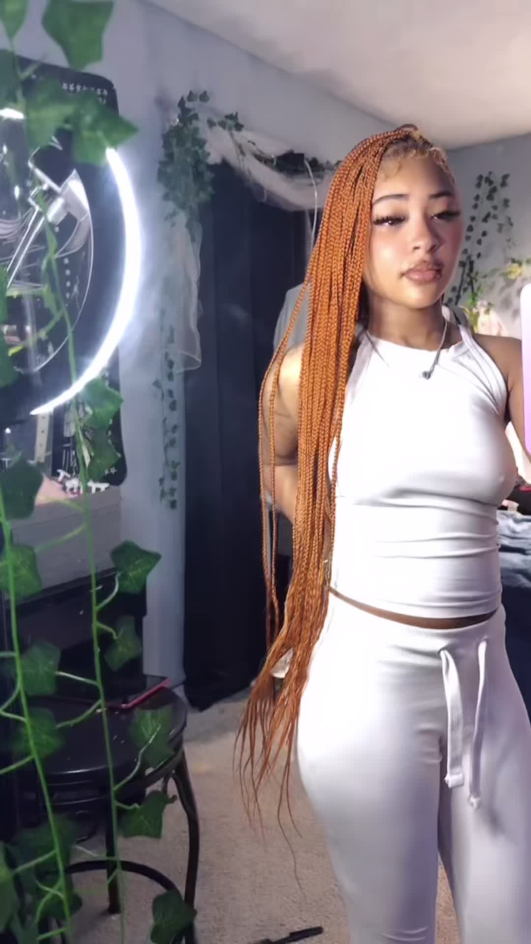 @🫧💕🌈📸💋👩🏽&zwj;❤️&zwj;💋&zwj;👩🏽