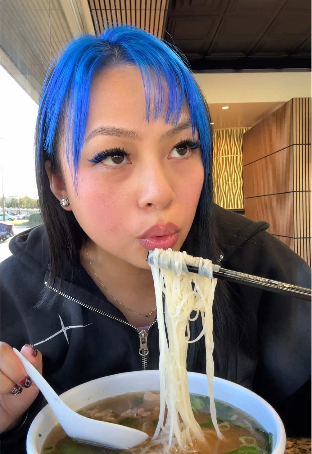 @kelseylovesnoodles