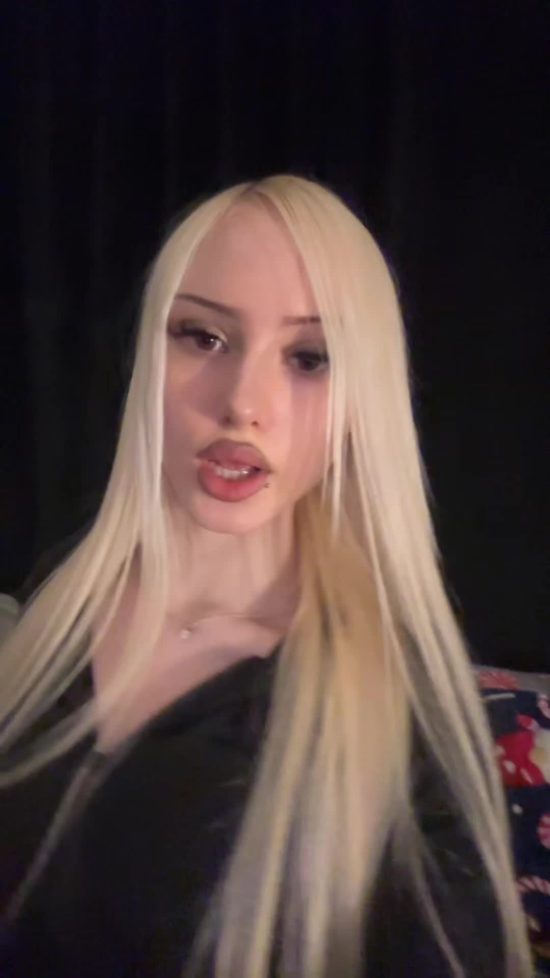 @🙎🏼&zwj;♀️