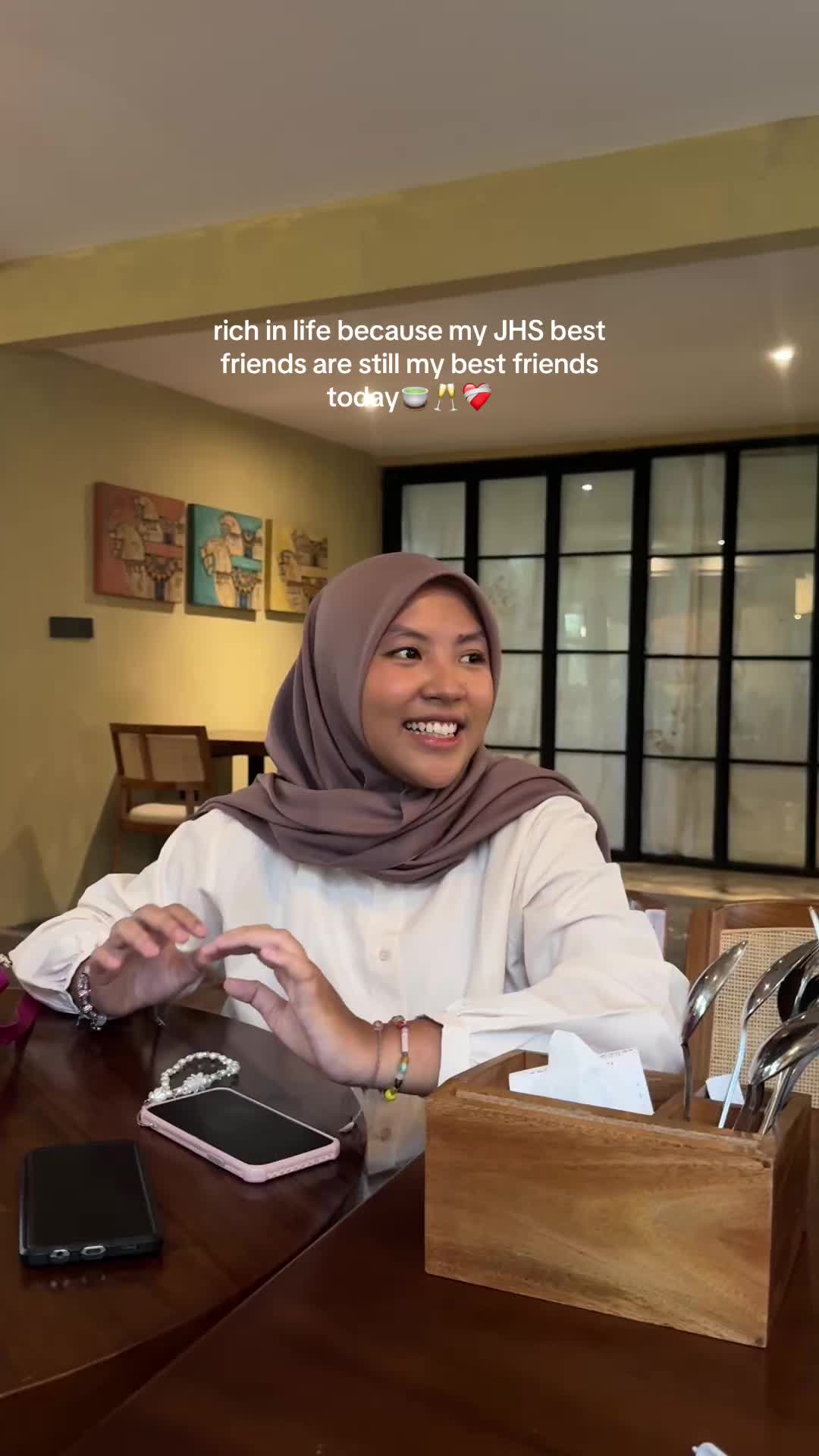 @🙋🏻&zwj;♀️