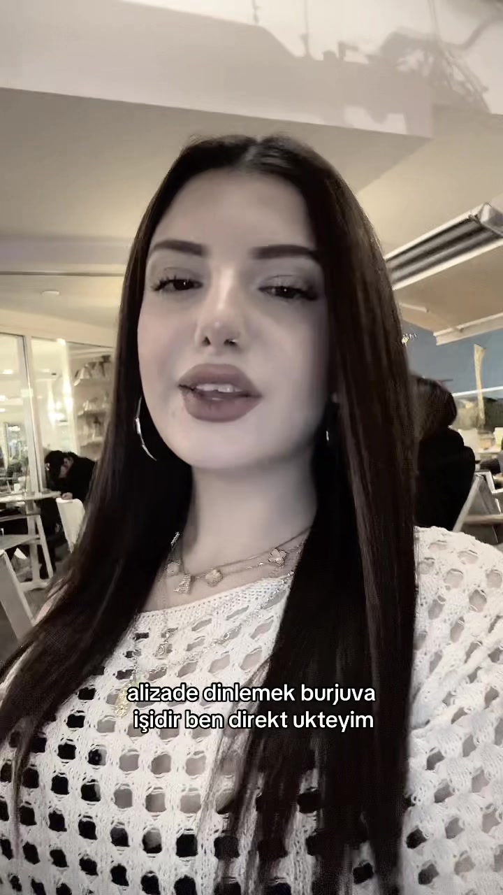 @Azra Eşref