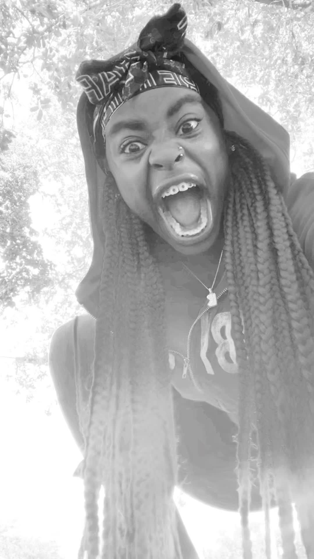 @YES it be queefin .