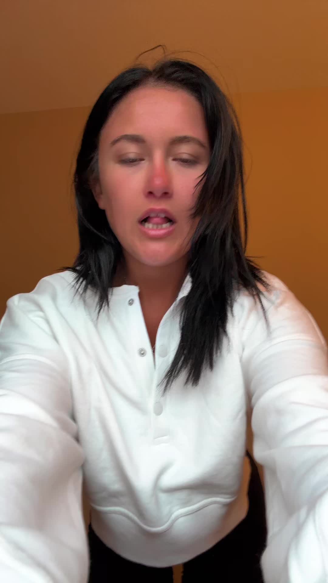@anihayes