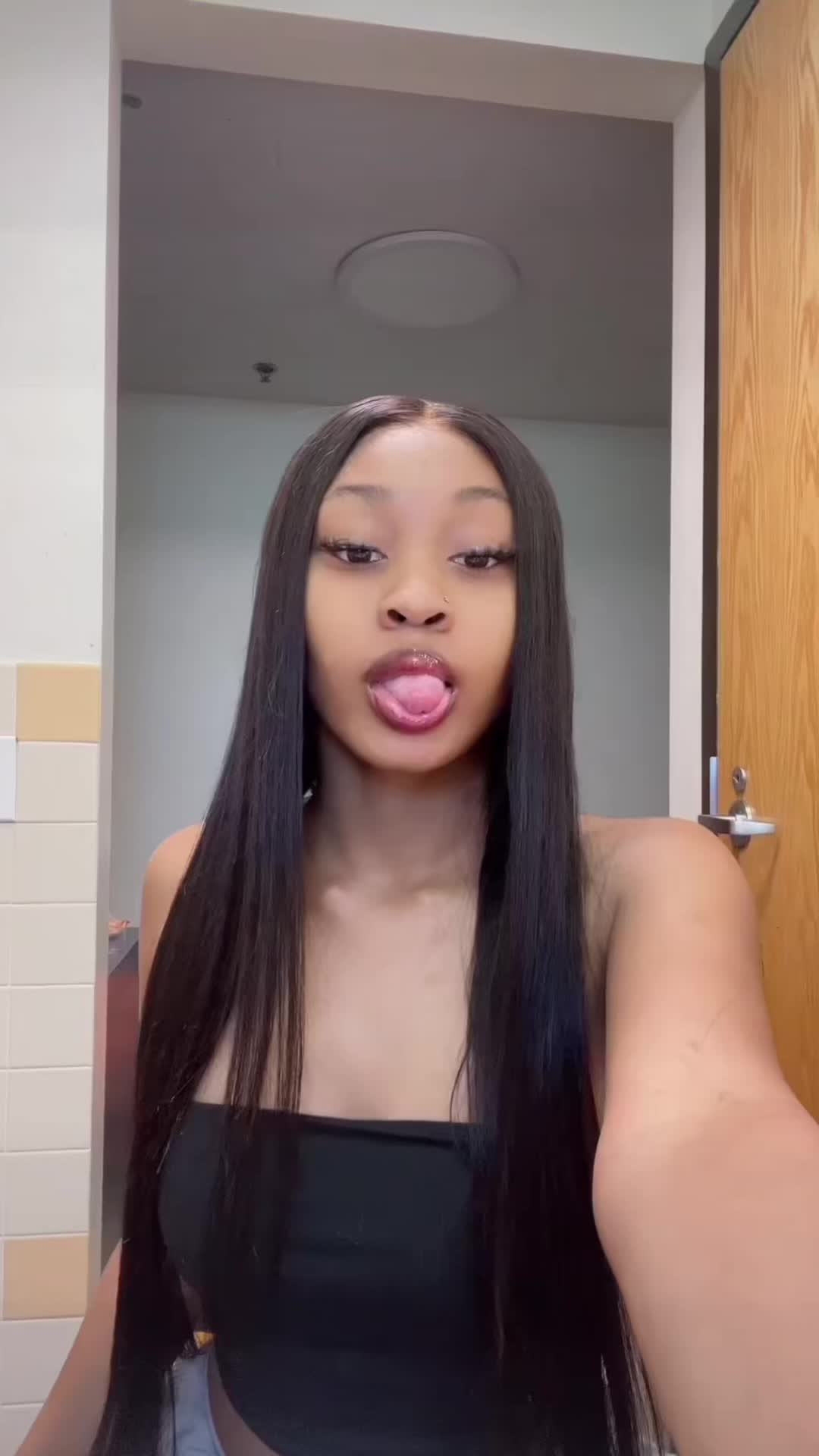 @niyaraa 👅