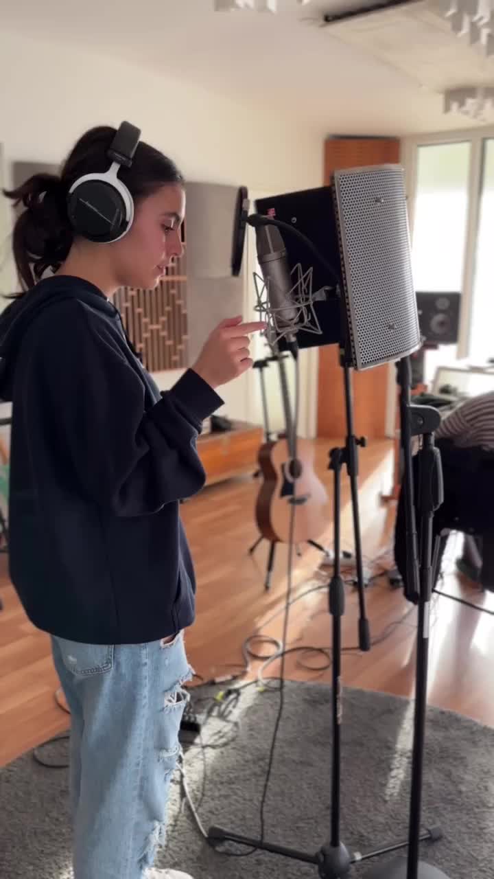 @mia.benita