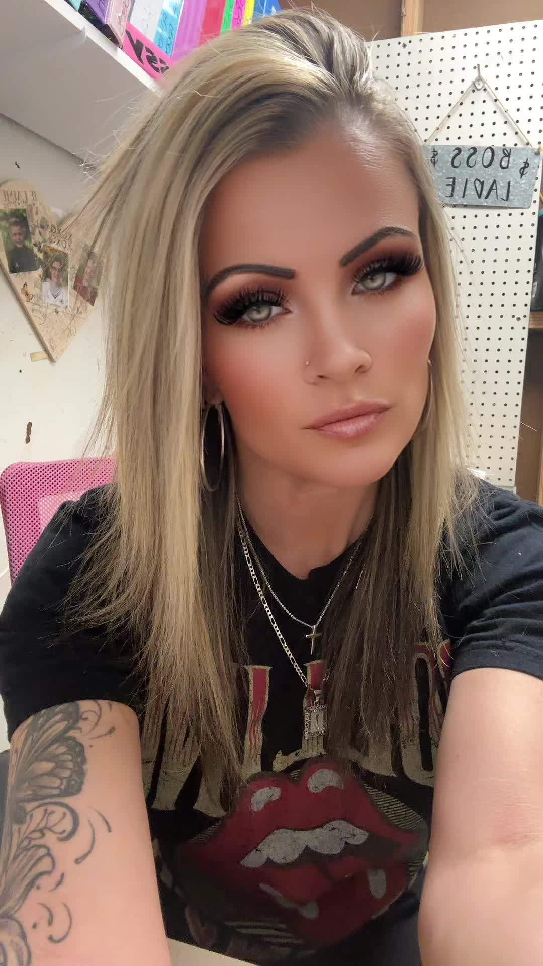 @JessicaXoxo 💋💋✌️