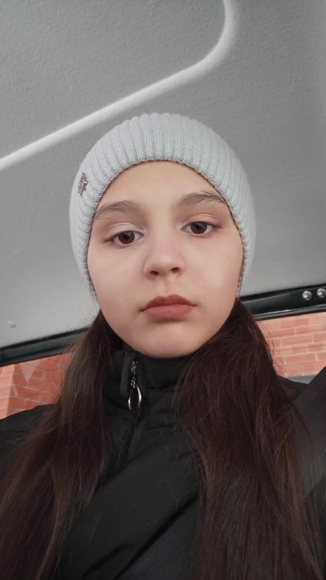 @)