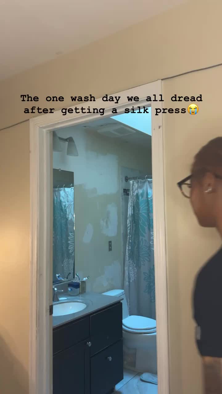 @Curlswithnia