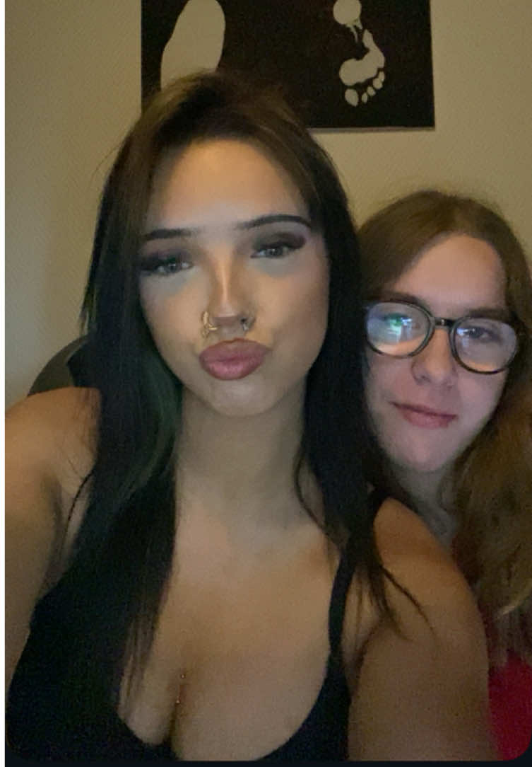 @🙎🏻&zwj;♀️💋