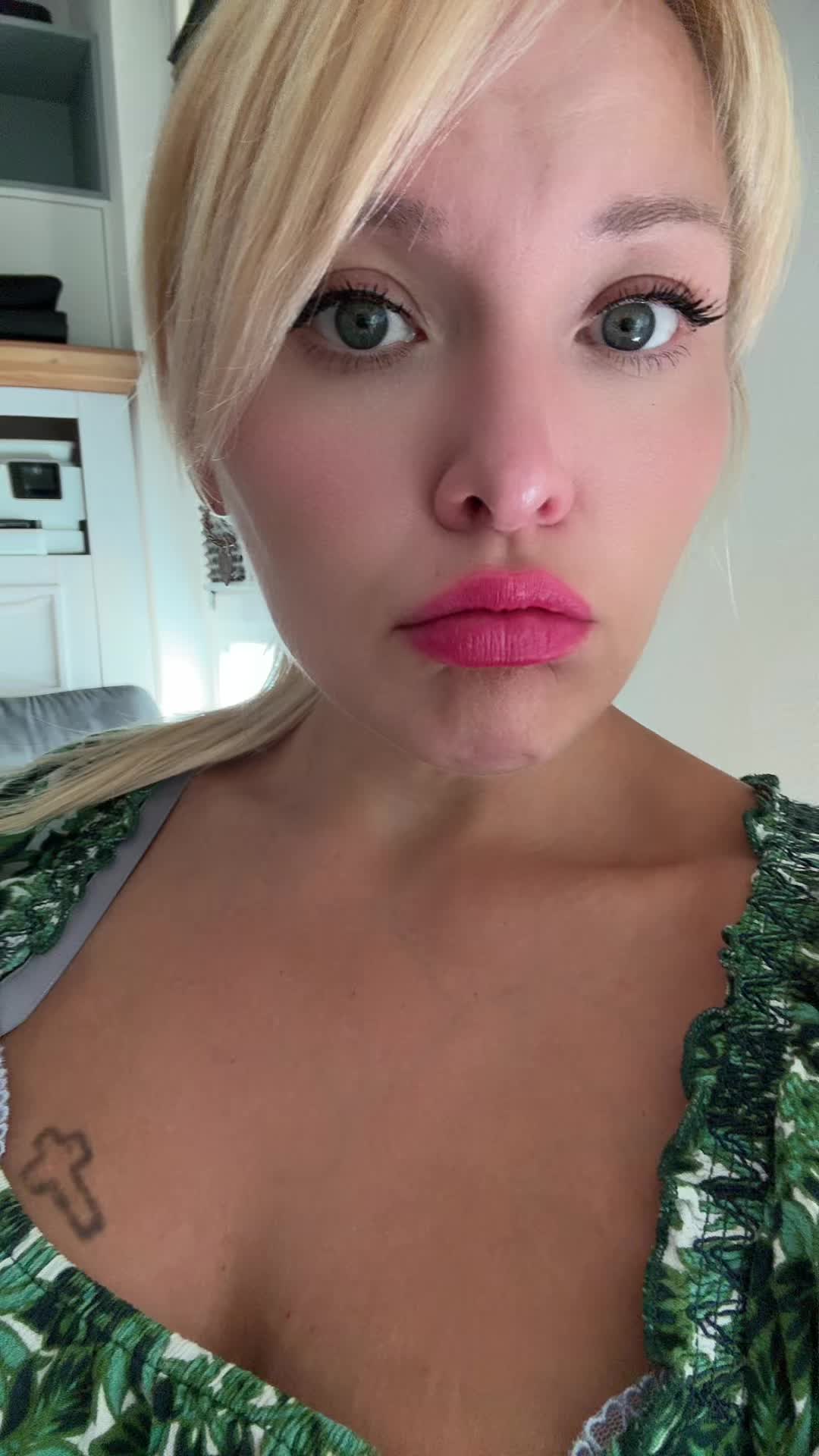 @Anika_Carina🦅