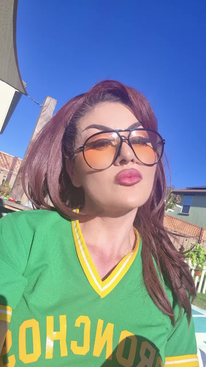 @Lola_LaBamba