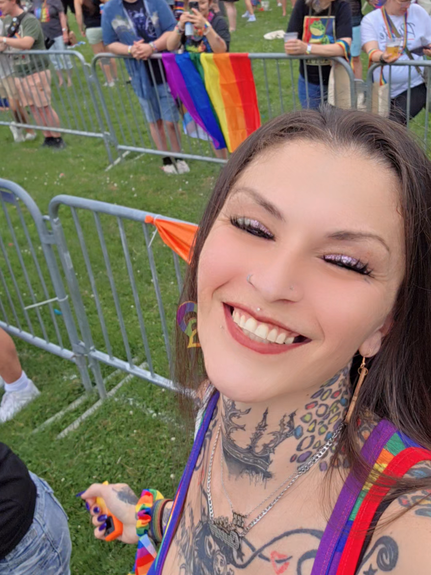@👑𝕼𝖚𝖊𝖊𝖓🔮🏳️&zwj;🌈