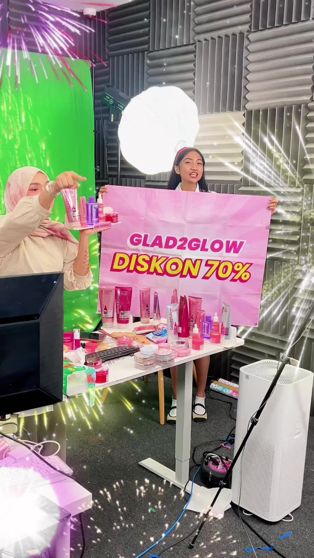 @Glad2Glow_Official